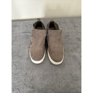 Womens Booties Size US 6 It is in good condition